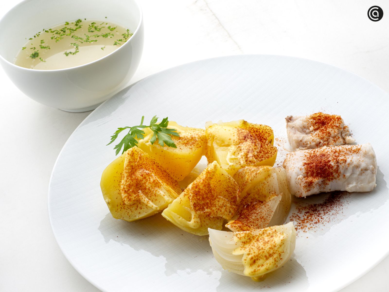 Sopa de arroz y merluza con patatas, cebolla y mahonesa casera