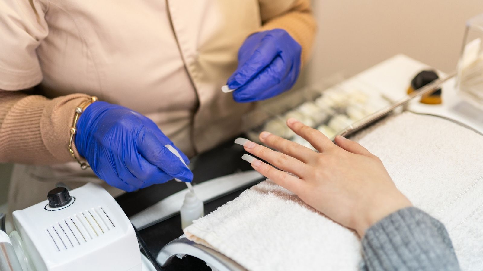 Las uñas acrílicas son más resistentes