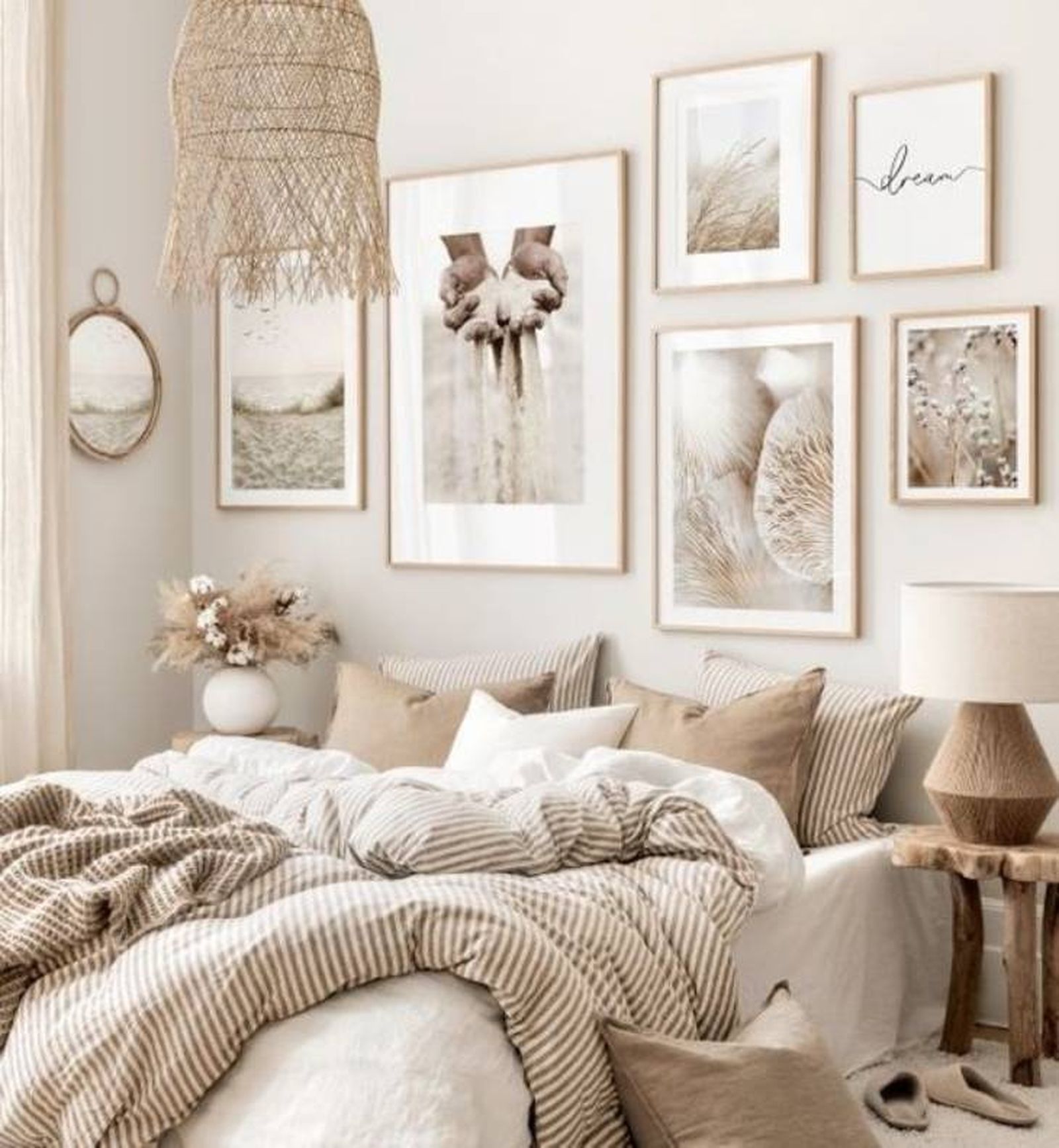 Dormitorio en color beige con muchos cuadros en la pared de temáticas similares. Dormitorio en color beige con muchos cuadros en la pared de temáticas similares.