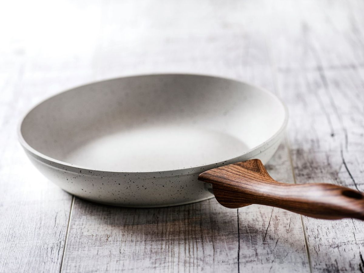 Las sartenes de cerámica presentan una superficie lisa y duradera
