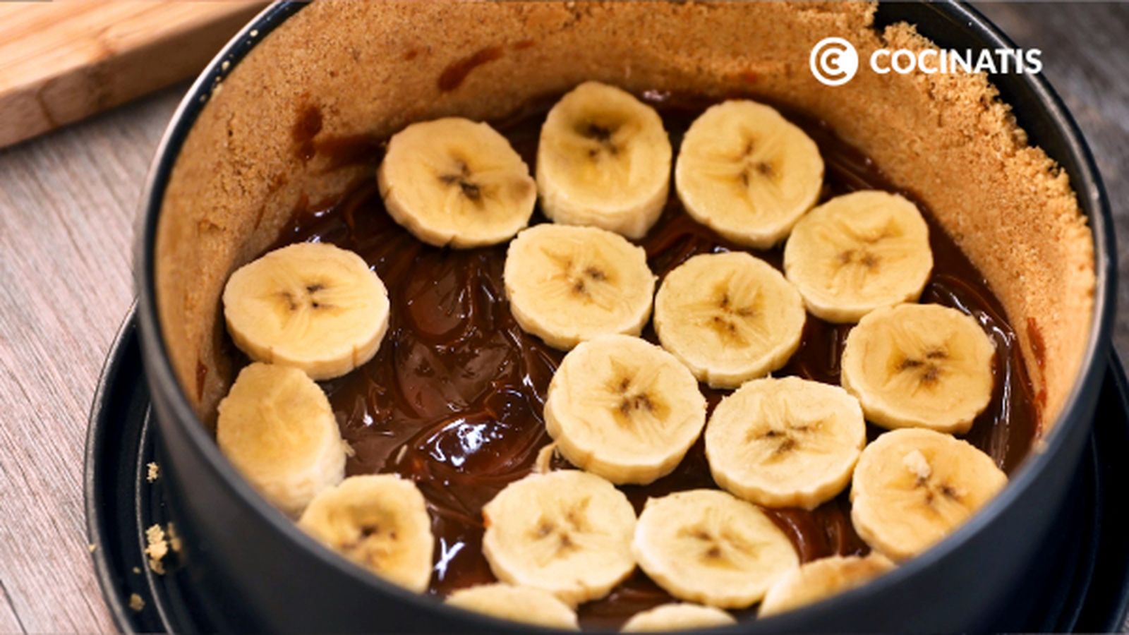 Reparte las rodajas de plátano encima del toffee CTIS0878 receta tarta banoffe paso 4