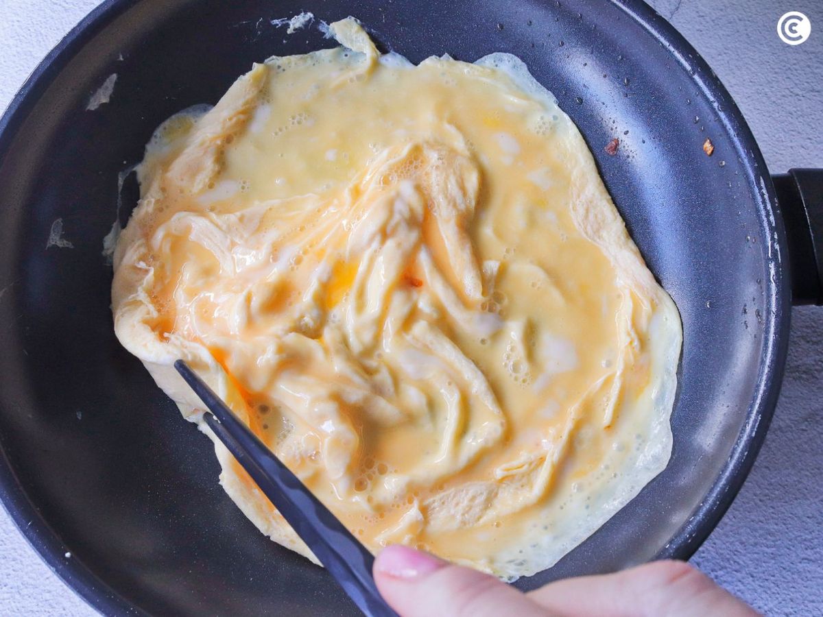 Hacer la tortilla japonesa para el omurice