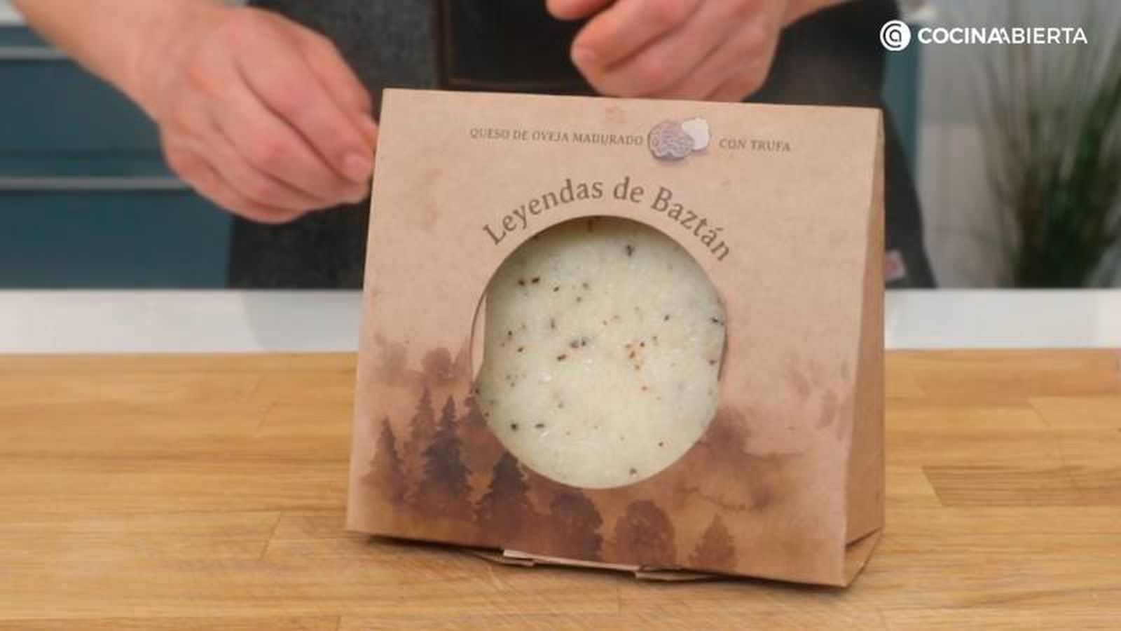 Corta el queso de oveja madurado con trufa Leyendas de Baztán de TGT Corta el queso de oveja madurado con trufa Leyendas de Baztán de TGT
