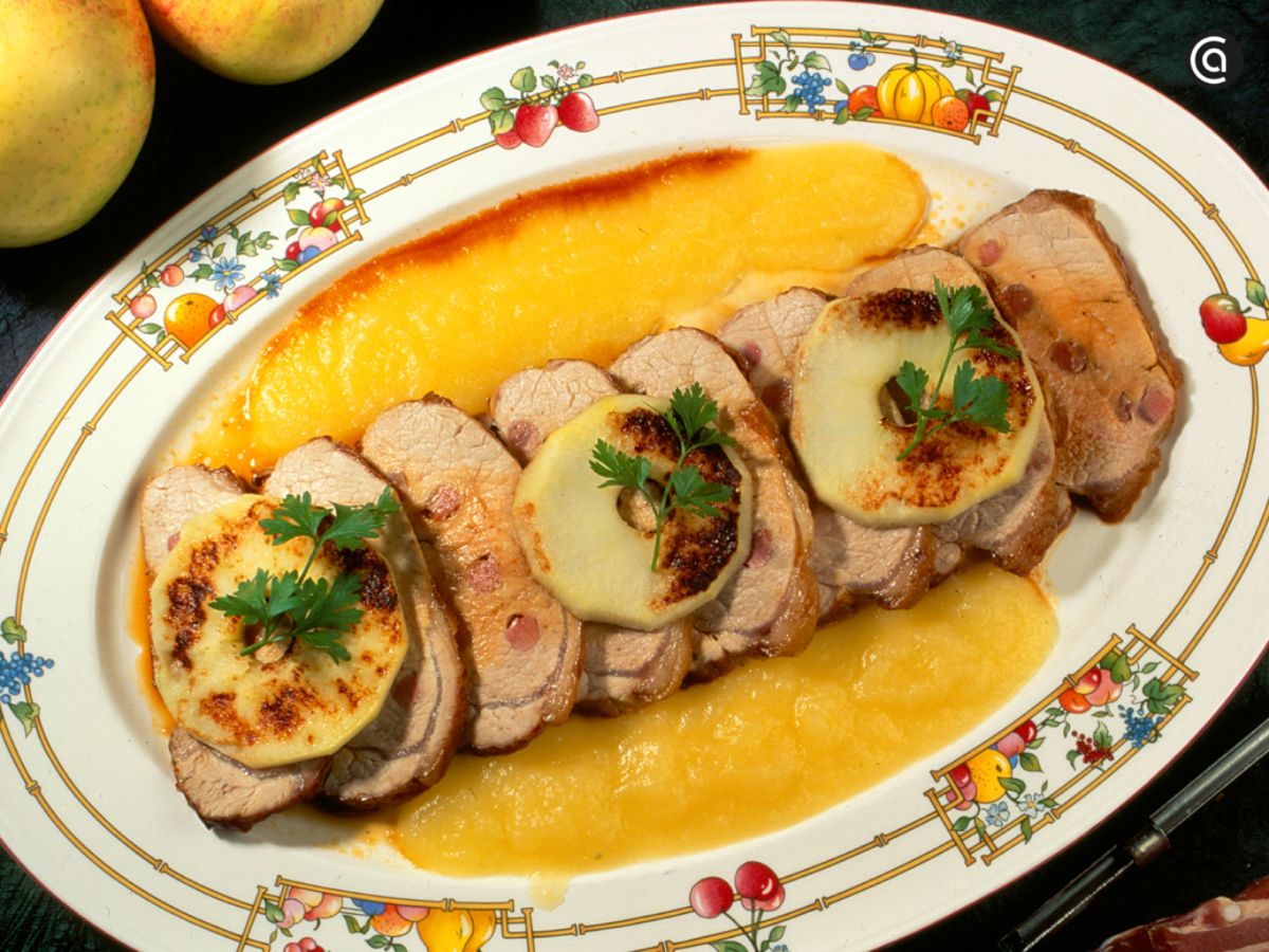 Una combinación clásica que nunca falla: carne tierna con el contrapunto fresco del puré.