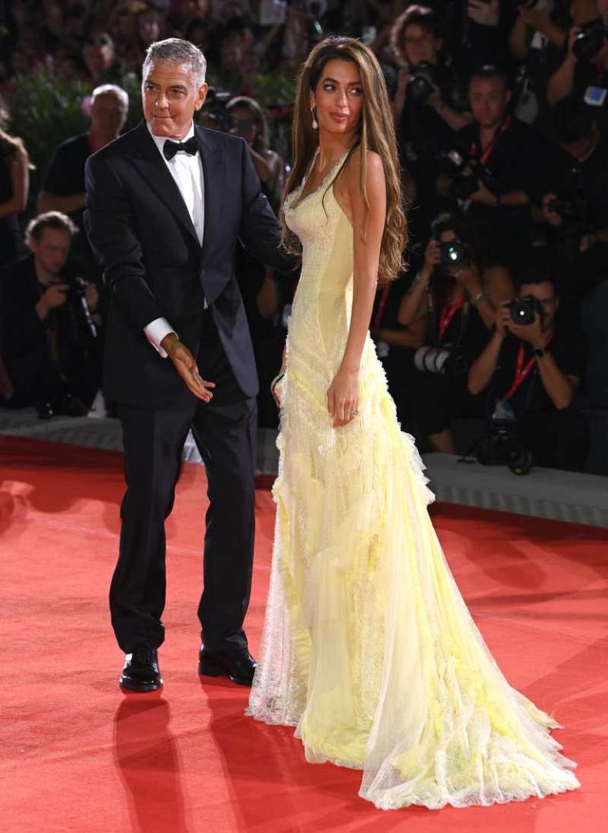 Amal y George Clooney en la alfombra roja del Festival de Venecia