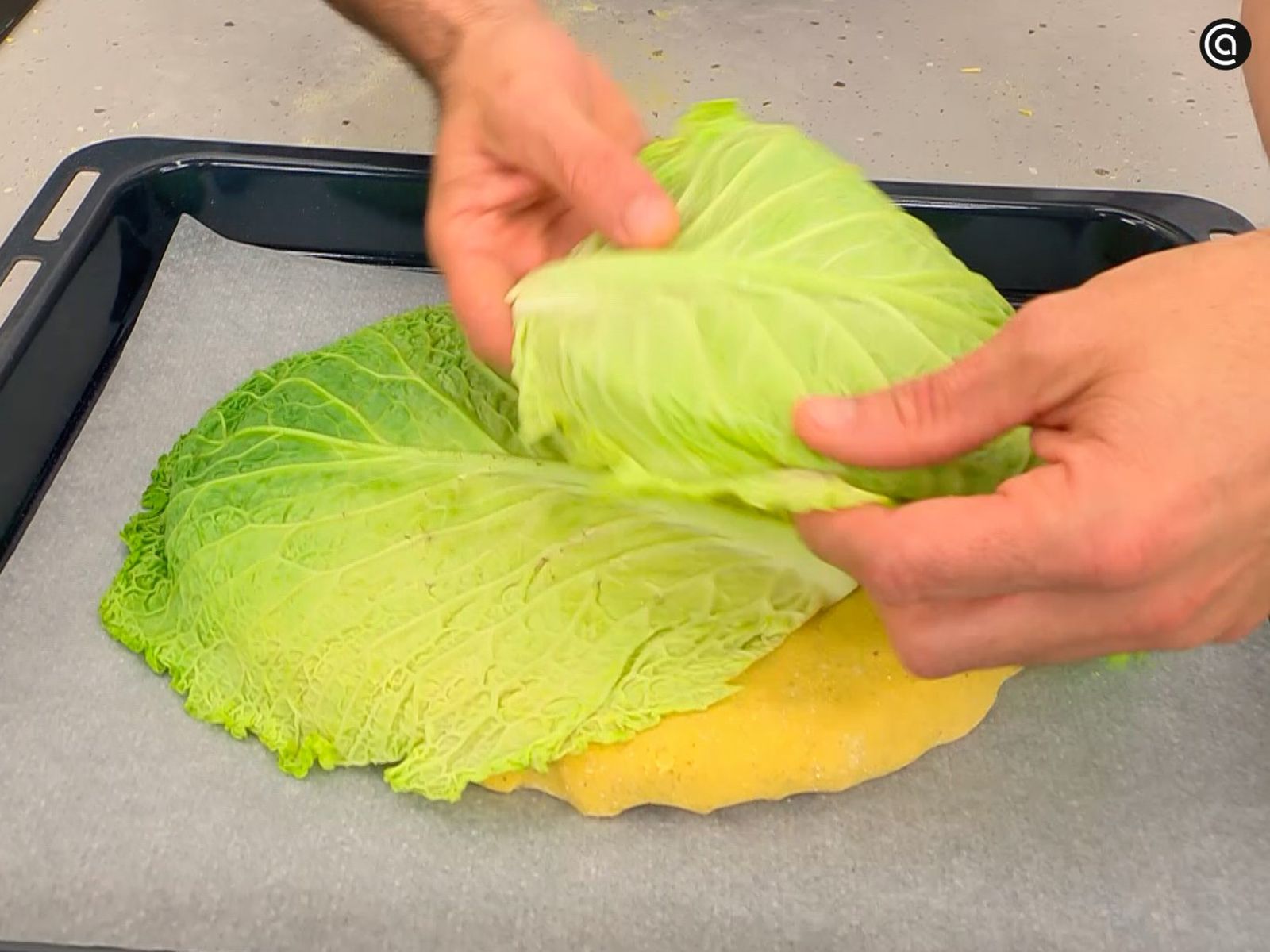 Da forma circular a la masa, cúbrela con las hojas de berza y hornea