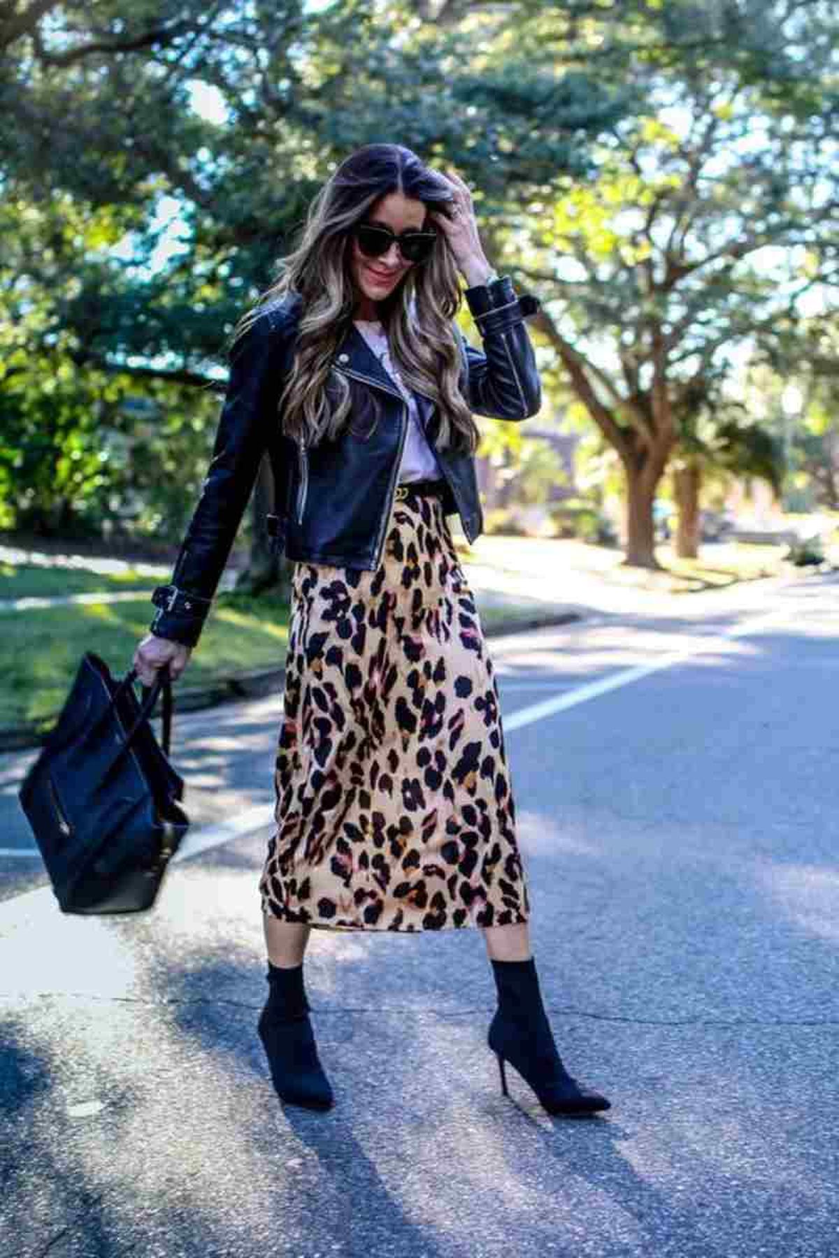 Falda animal print con cazadora perfecto en cuero negro