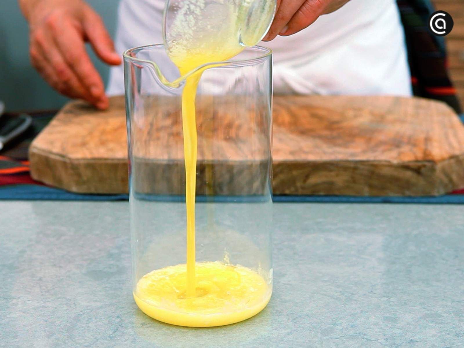 Añadir mantequilla fundida al vaso Añadir mantequilla fundida al vaso