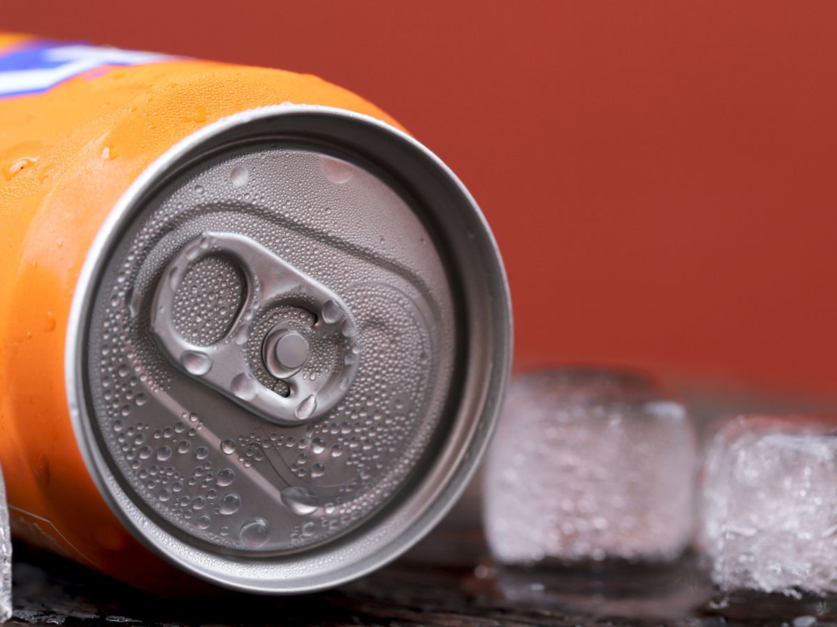 Botellas de cristal o latas no están diseñadas para soportar ese tipo de presión y pueden explotar.