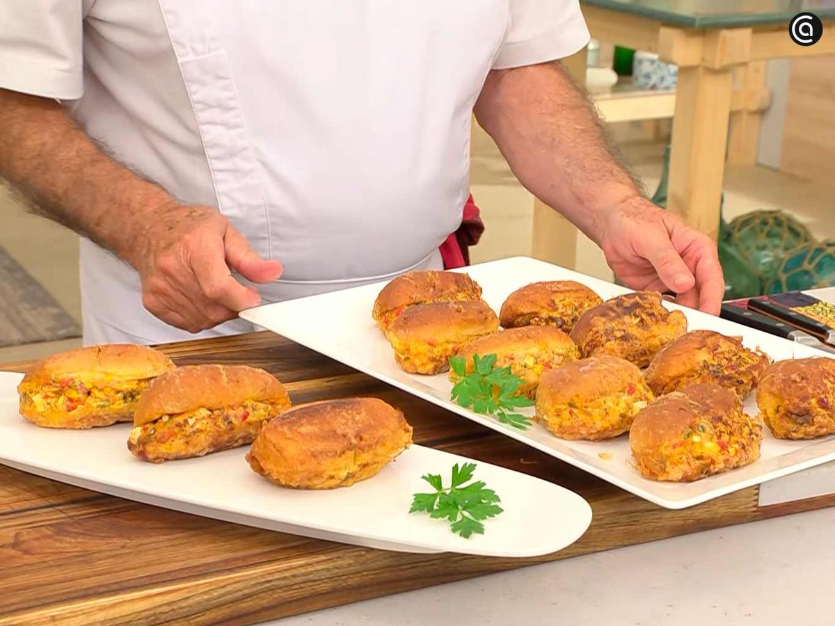 Sirve los bollitos rellenos fritos