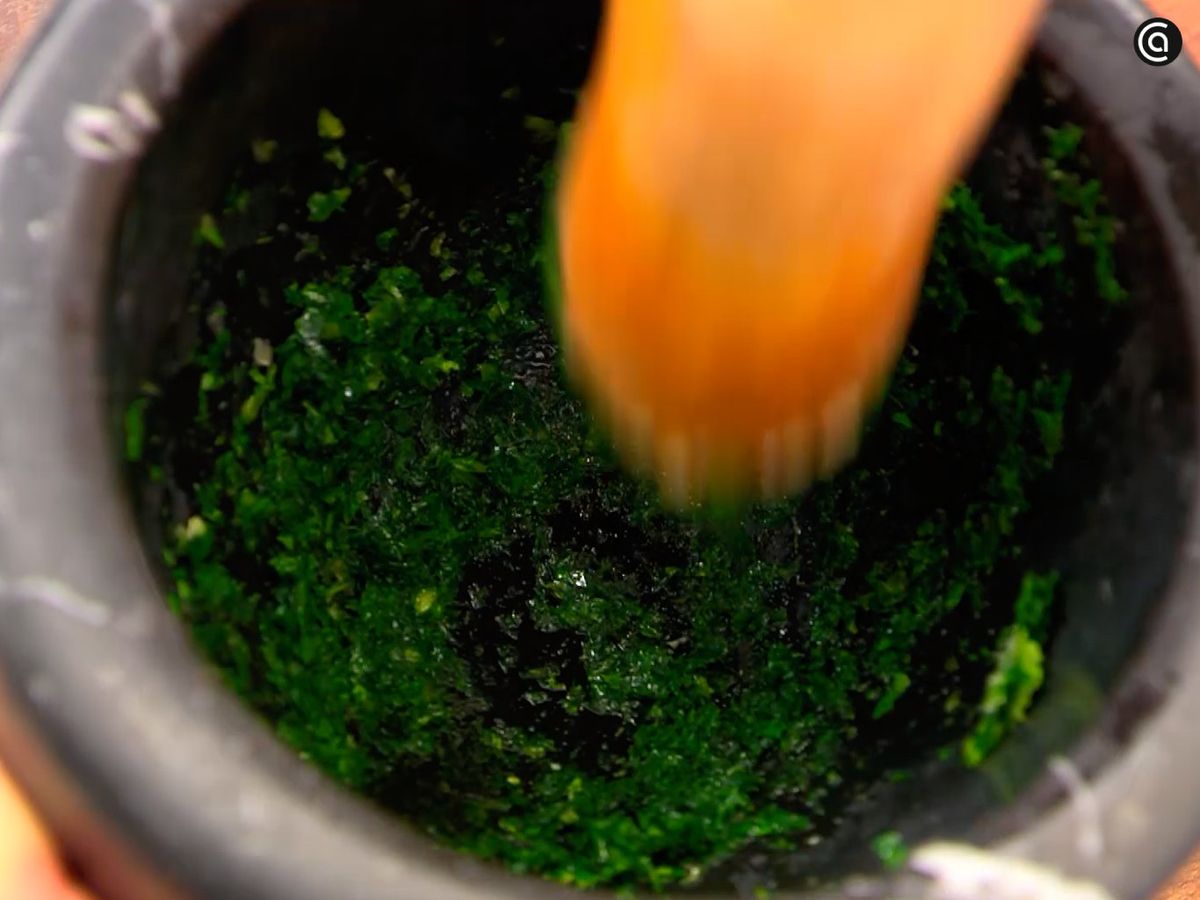 Tritura el ajo con el perejil y el aceite