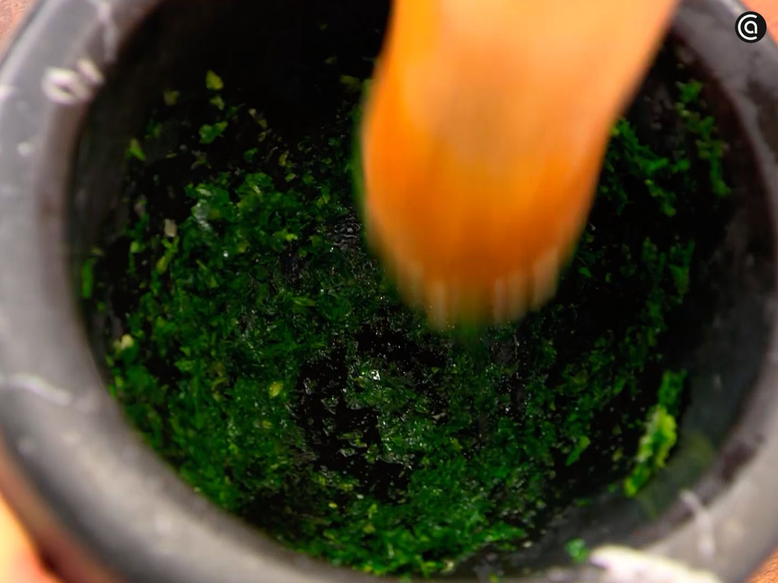 Tritura el ajo con el perejil y el aceite Tritura el ajo con el perejil y el aceite