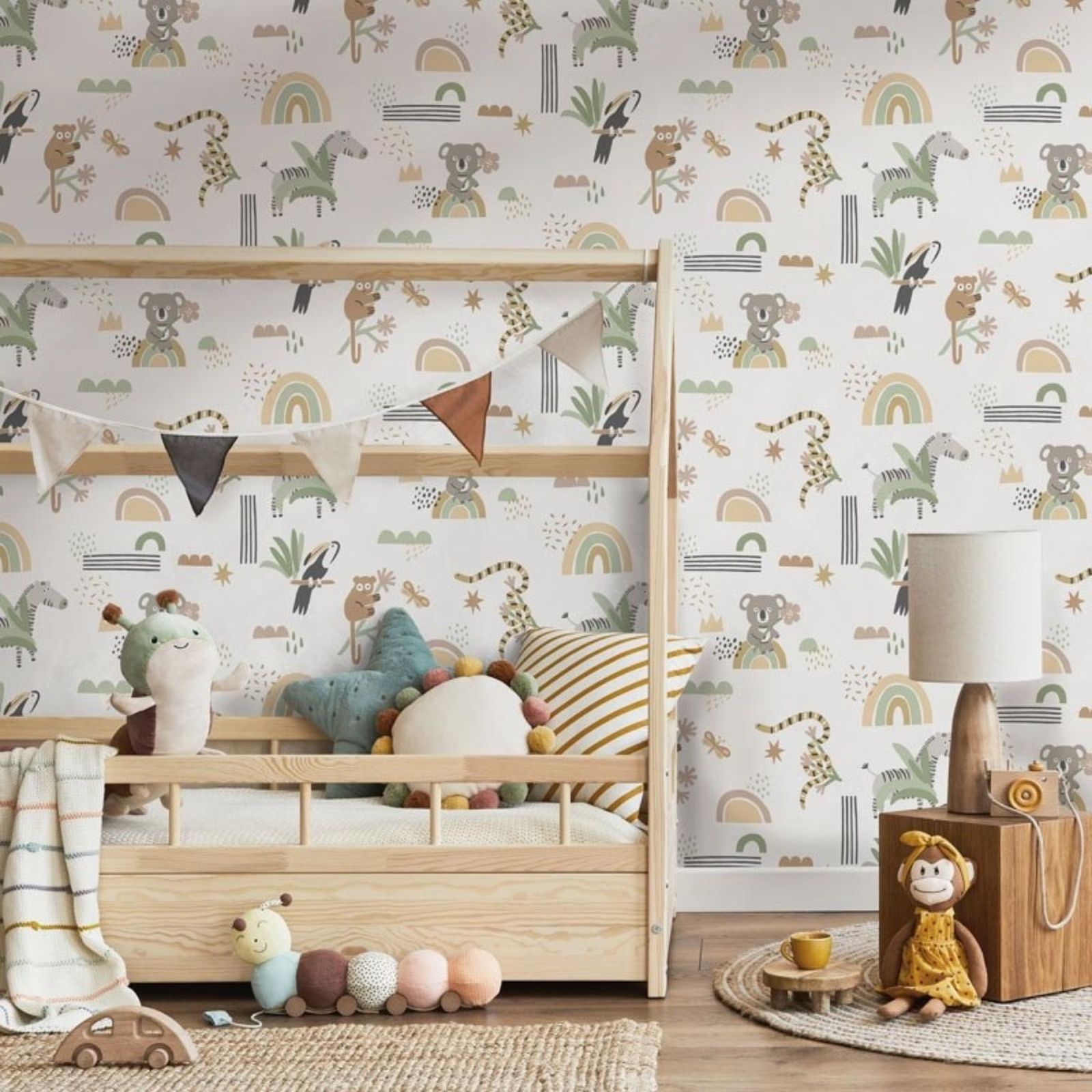 Dormitorio acogedor con papel pintado de animales. Dormitorio acogedor con papel pintado de animales.