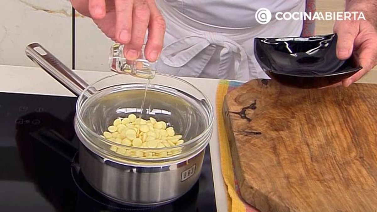 botones de chocolate blanco con frutos secos y frutas deshidratadas receta facil karlos arguinano karl67830321 paso1