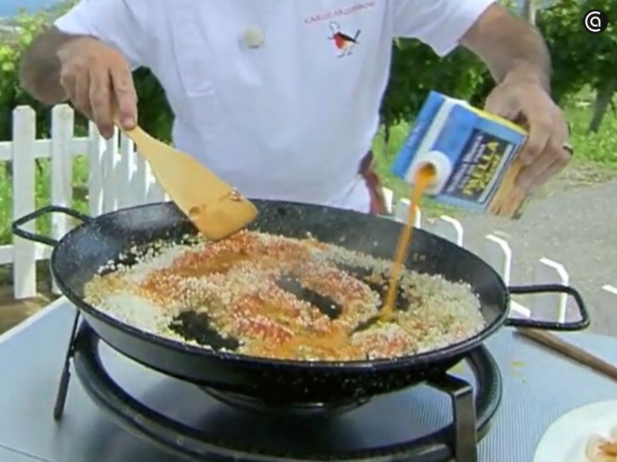 Echamos el caldo junto con el resto de ingredientes