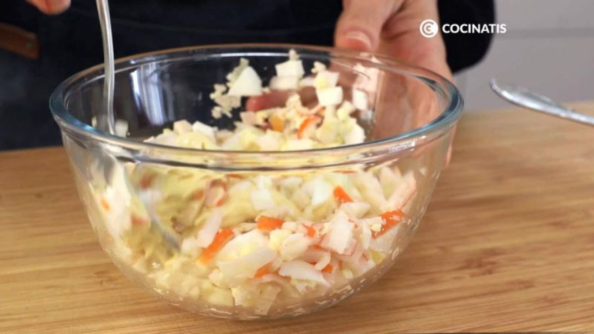 Preparamos la ensaladilla de surimi