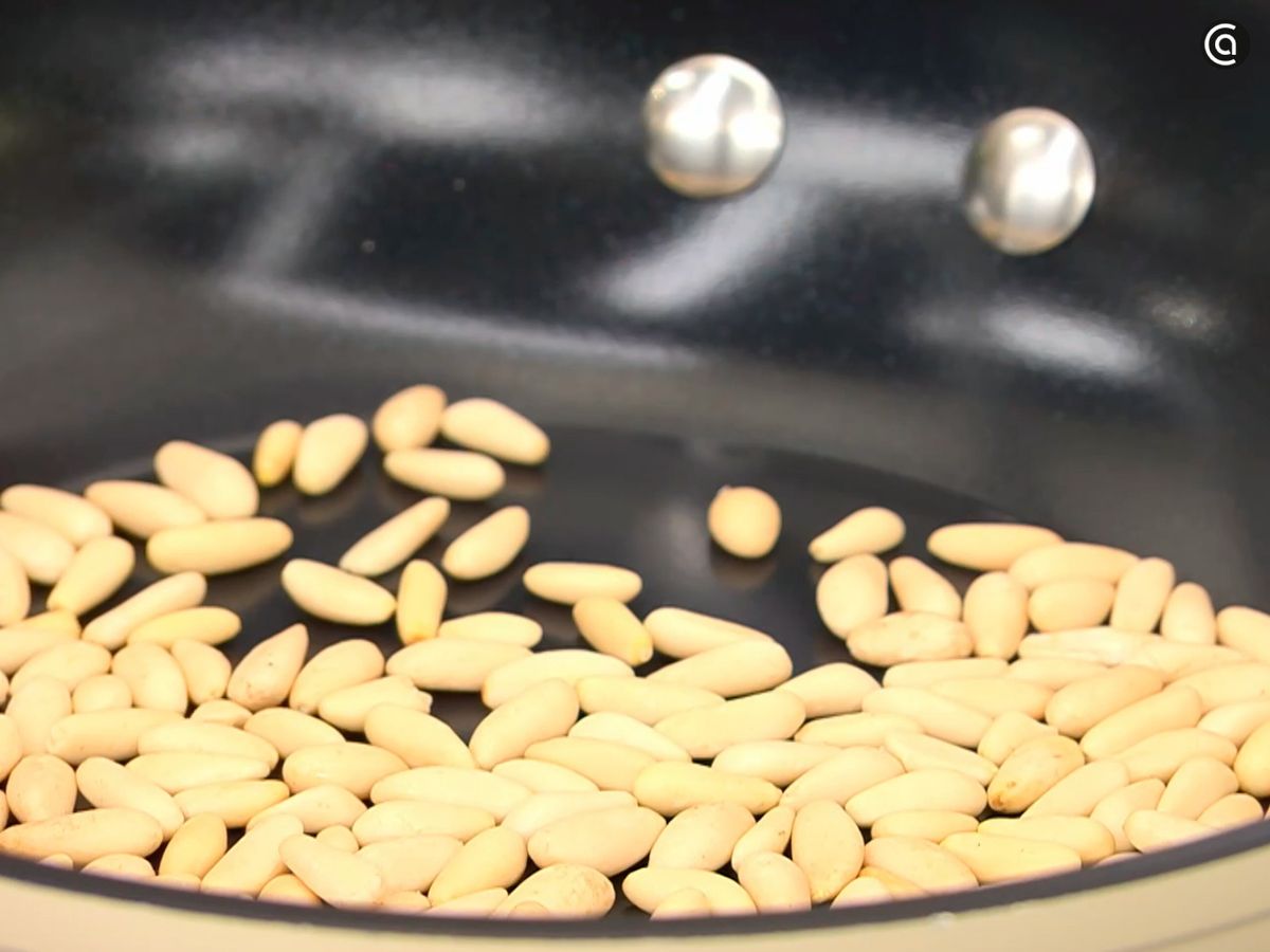 Dora los piñones a fuego suave, removiendo, para que no se quemen