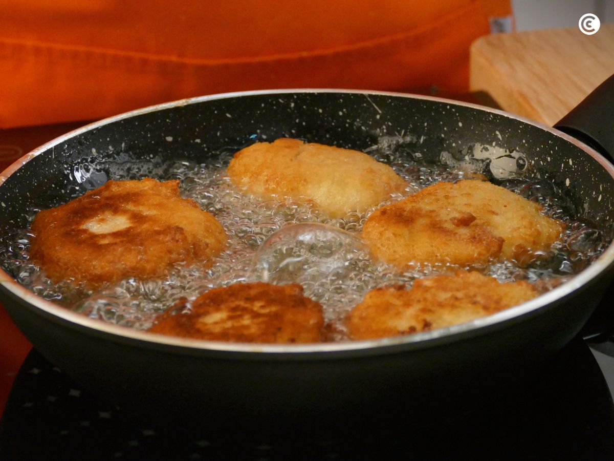 Fríe los nuggets en abundante aceite caliente