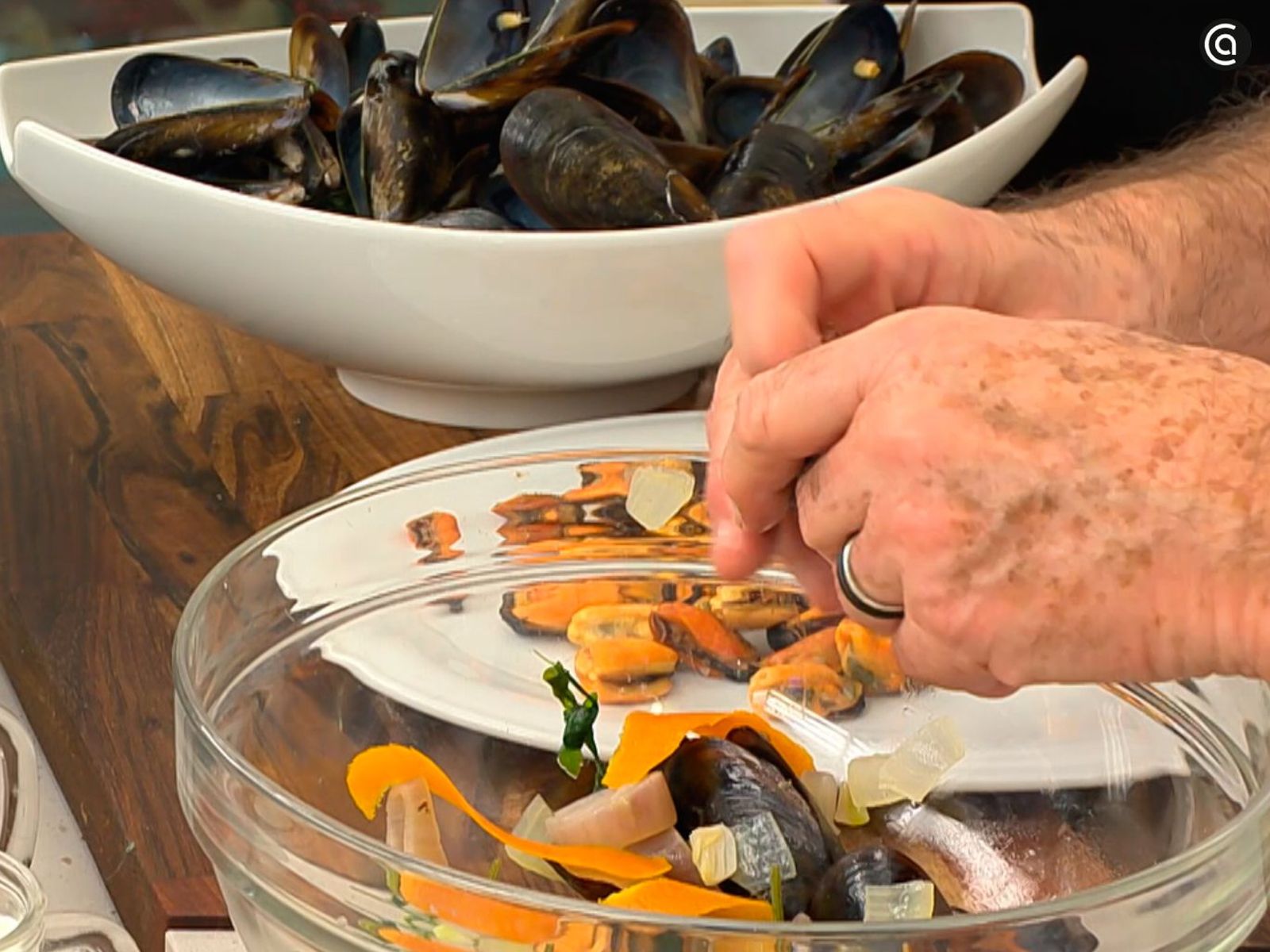 Retira las conchas de los mejillones