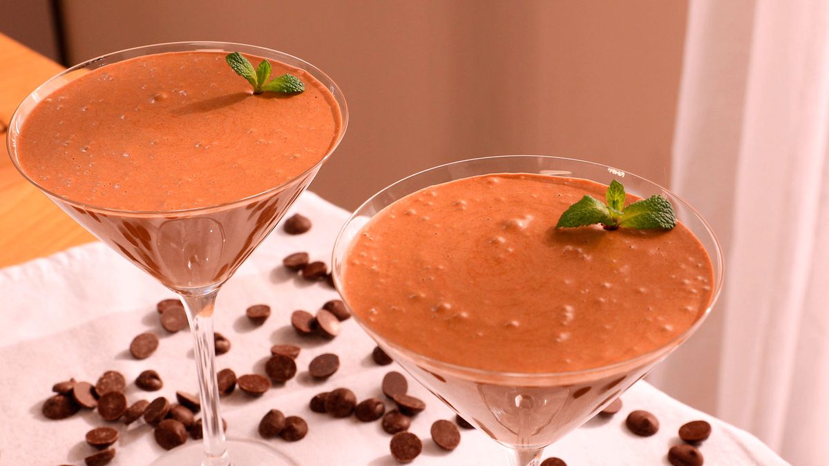Mousse de chocolate lista para disfrutar, fría y decorada con un toque de menta