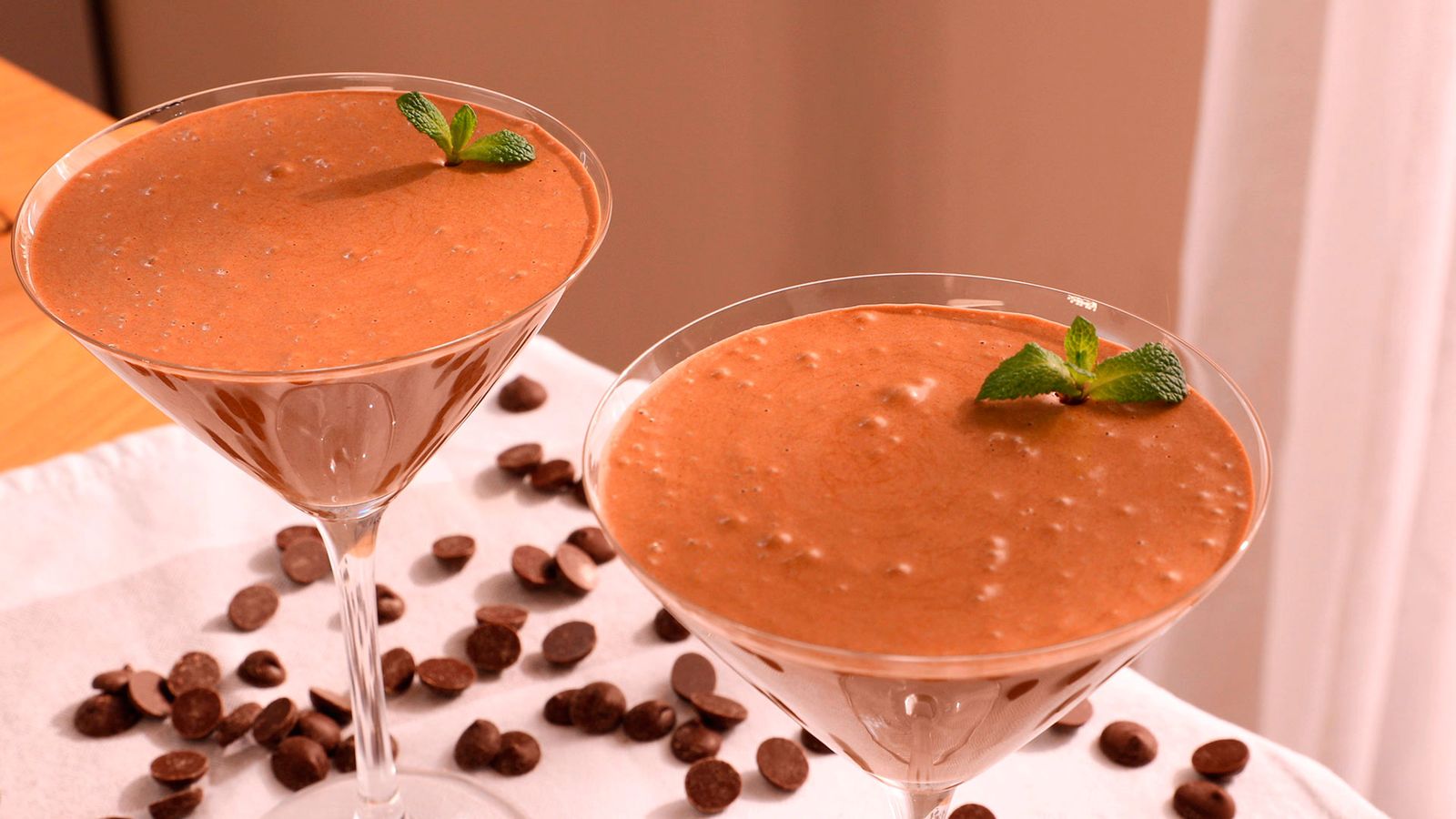 Mousse de chocolate lista para disfrutar, fría y decorada con un toque de menta Mousse de chocolate lista para disfrutar, fría y decorada con un toque de menta