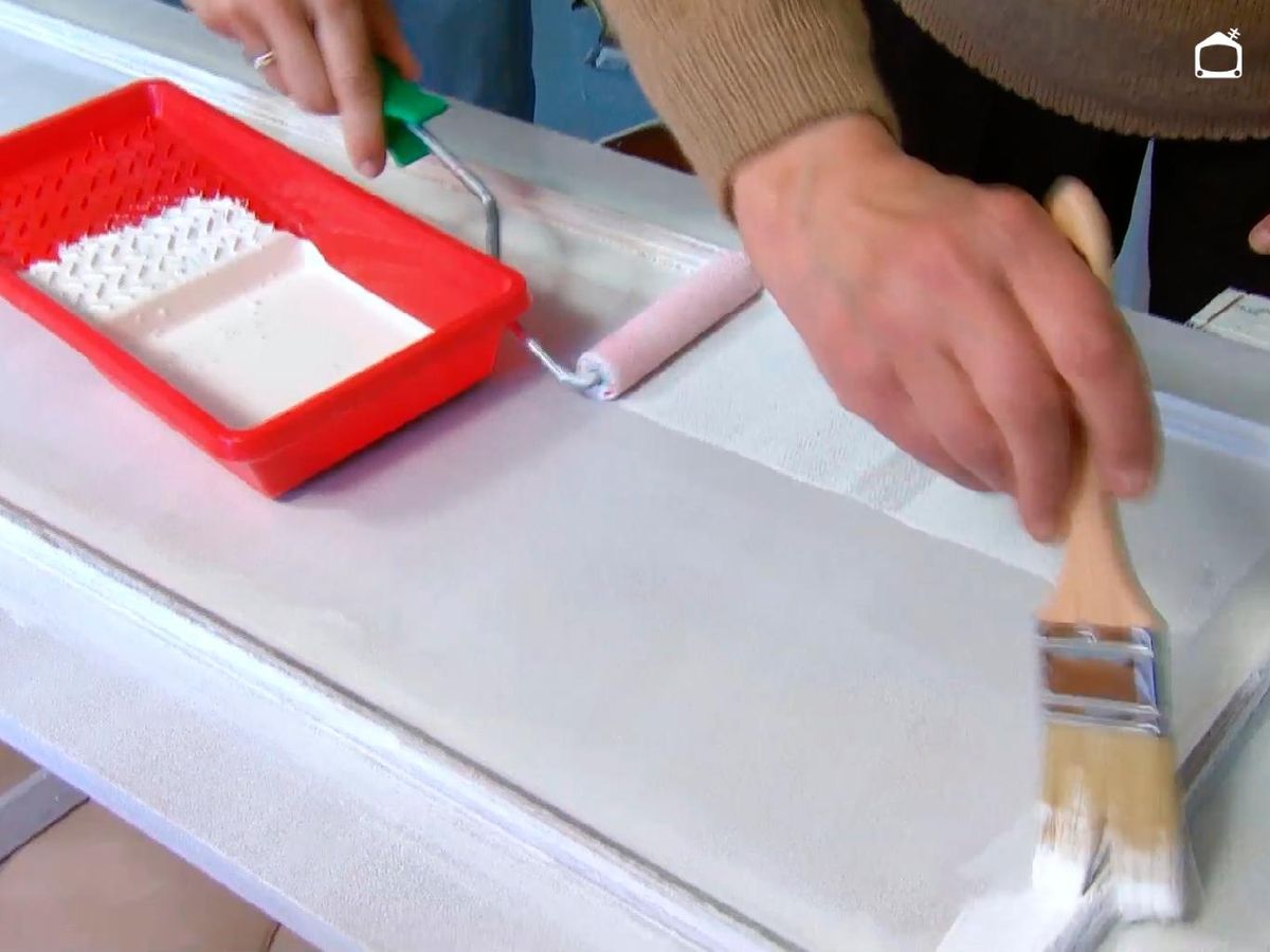 Pintar un armario para renovar un dormitorio para estudiante.