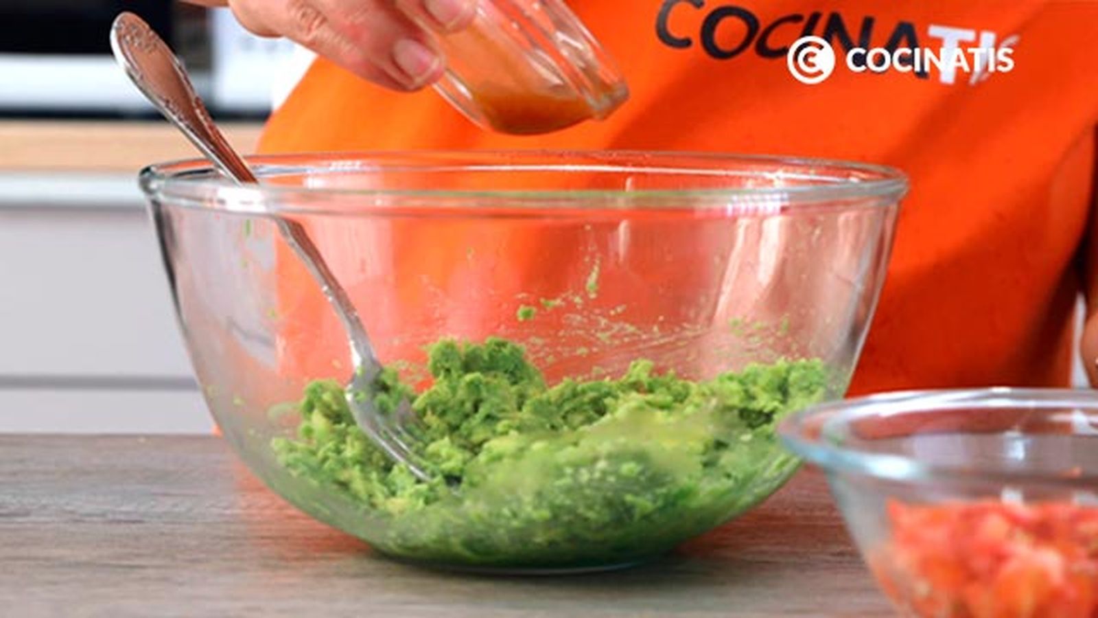 Añade el zumo de lima, sal y tabasco al gusto Receta de guacamole original mexicano paso 2