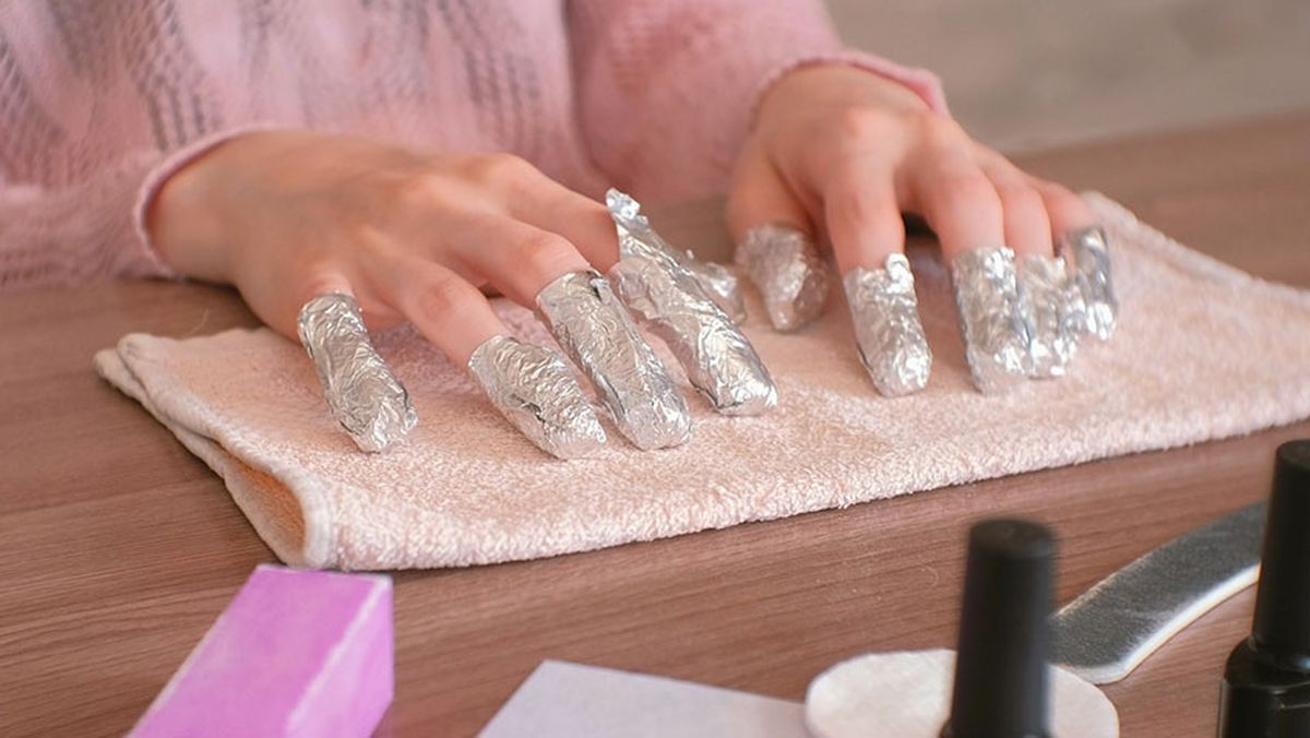 Dedos de la mano cubiertos con papel de aluminio