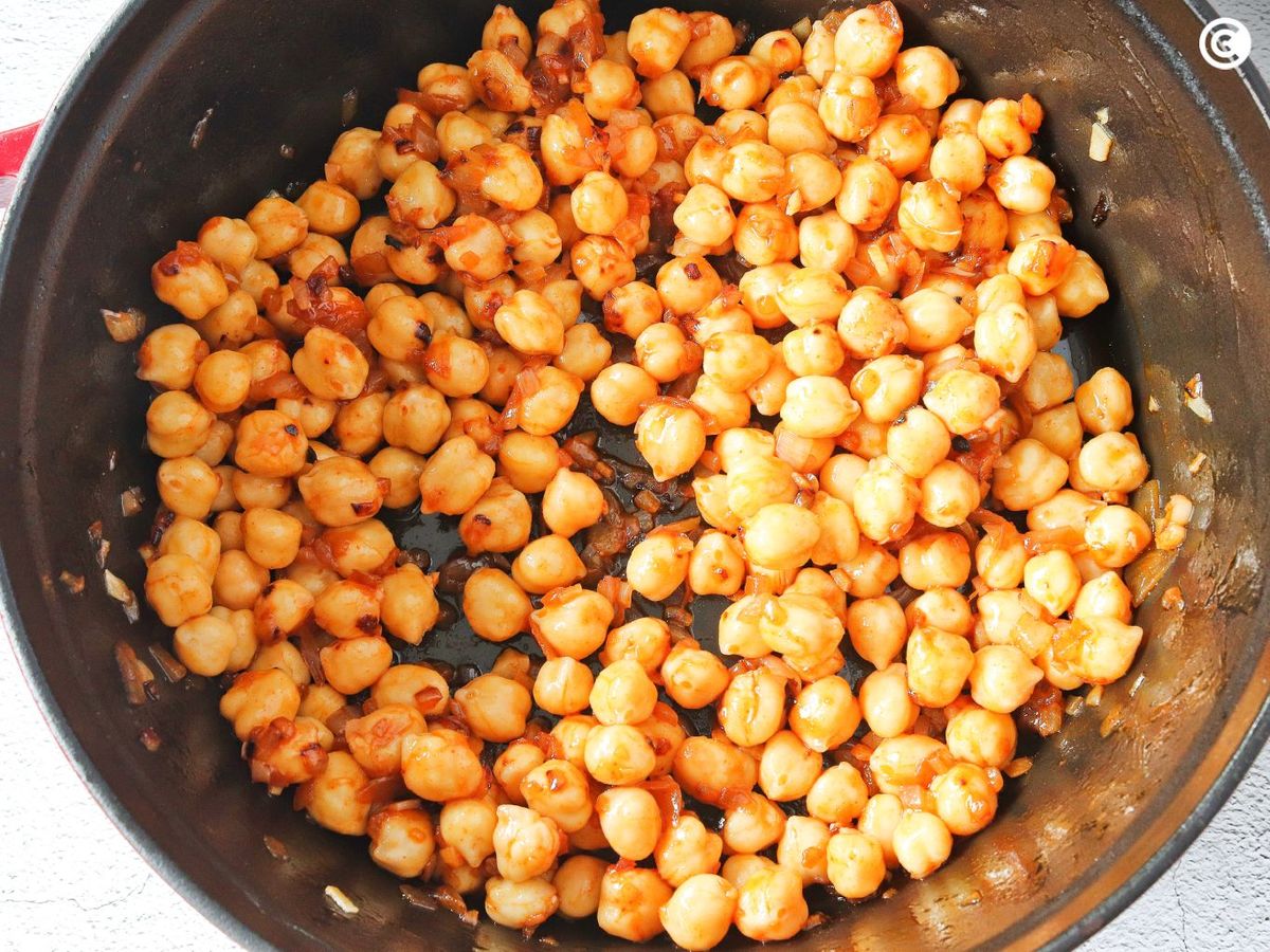 Mezcla los garbanzos con el sofrito para hacer con bacalao