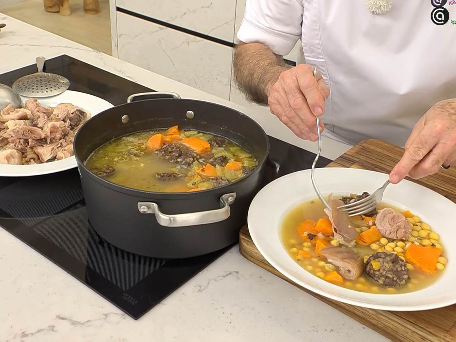 Sirve los garbanzos con arroz y pellejo Sirve los garbanzos con arroz y pellejo