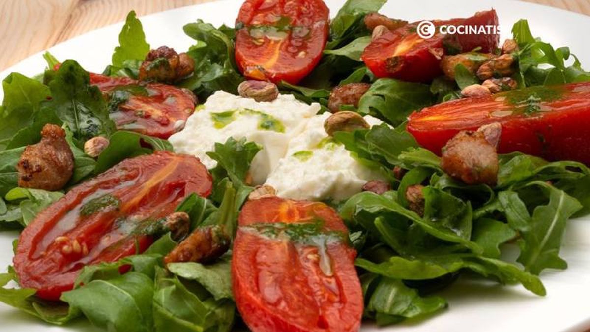 Ensalada de rúcula, queso feta y tomates asados