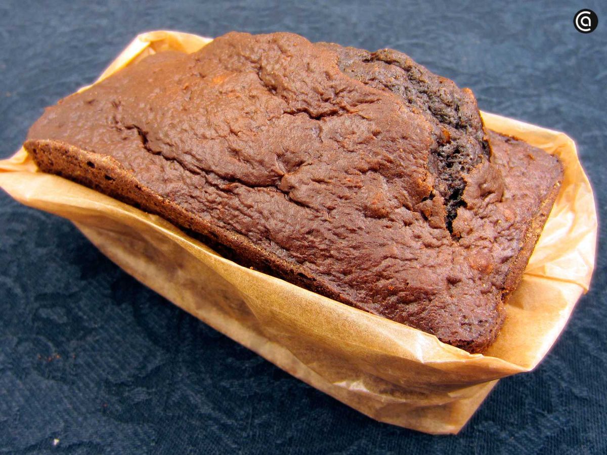 Bizcocho de algarroba horneado en molde rectangular