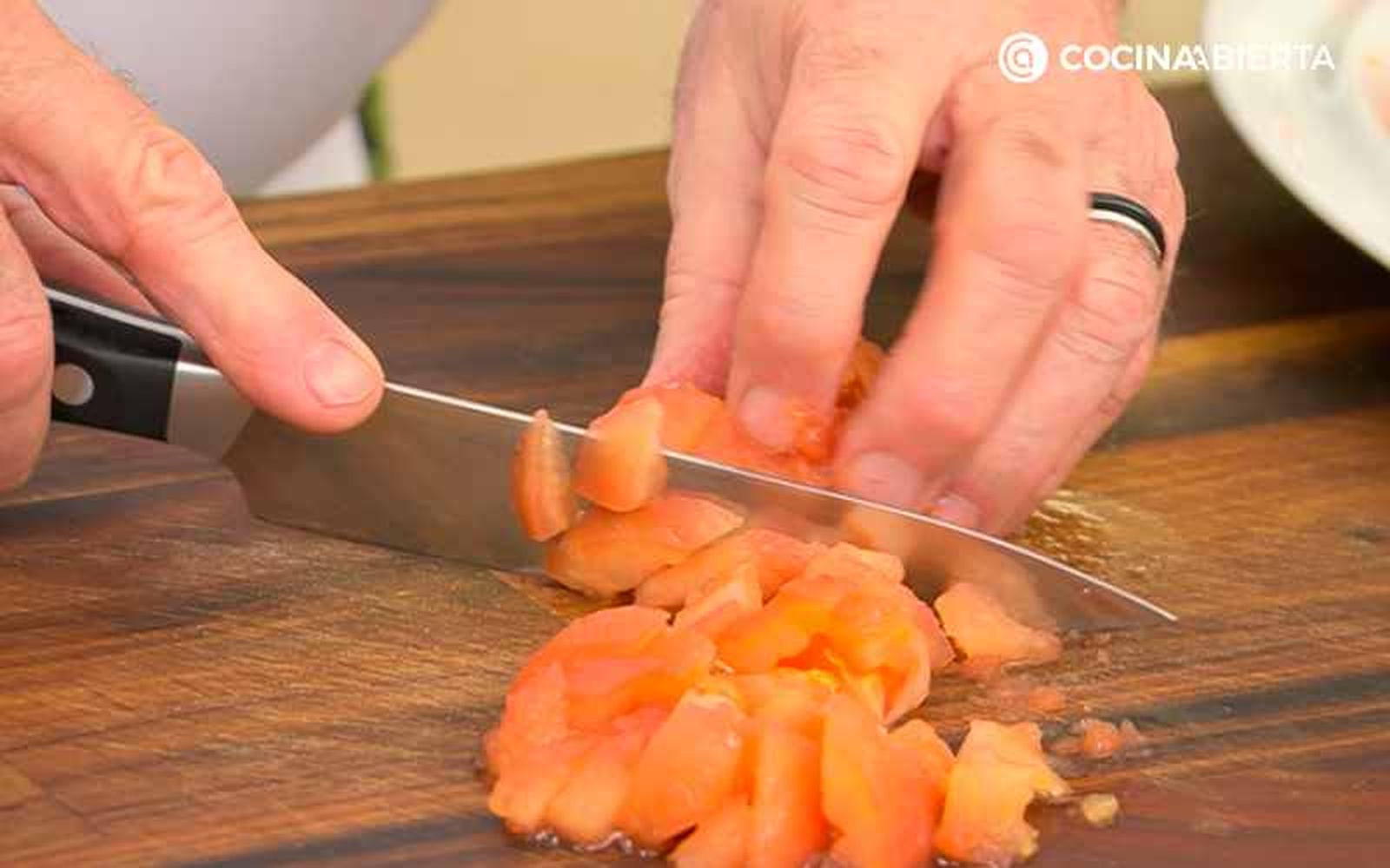 Corta el tomate en concasse Corta el tomate en concasse