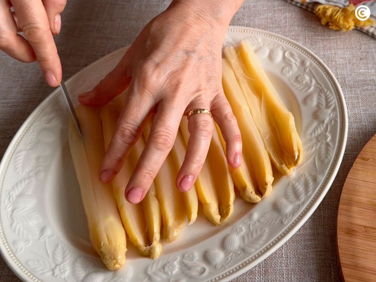 Cortar los espárragos para hacerlos rellenos