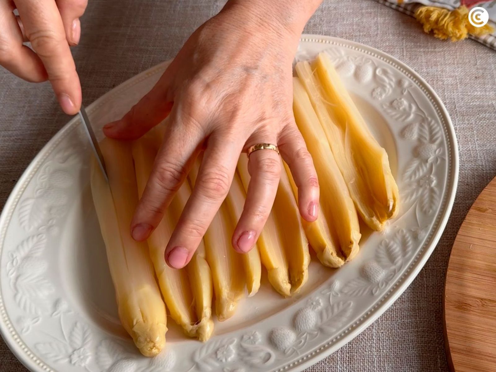 Cortar los espárragos para hacerlos rellenos
