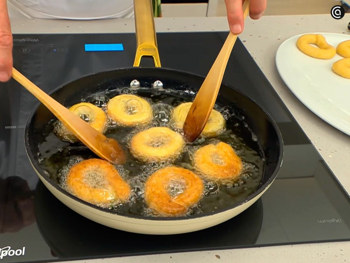 Fríe las rosquillas en abundante aceite