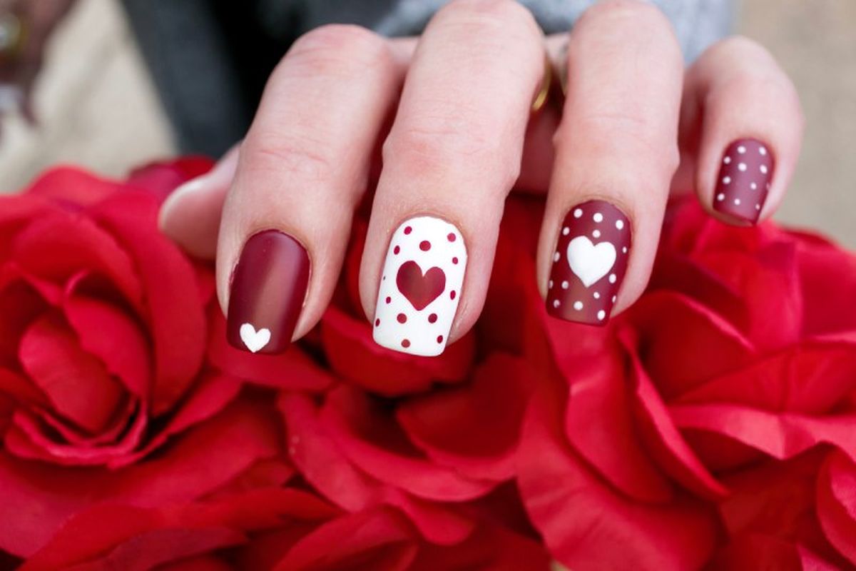 La manicura con corazones, son todo un clásico en San Valentín