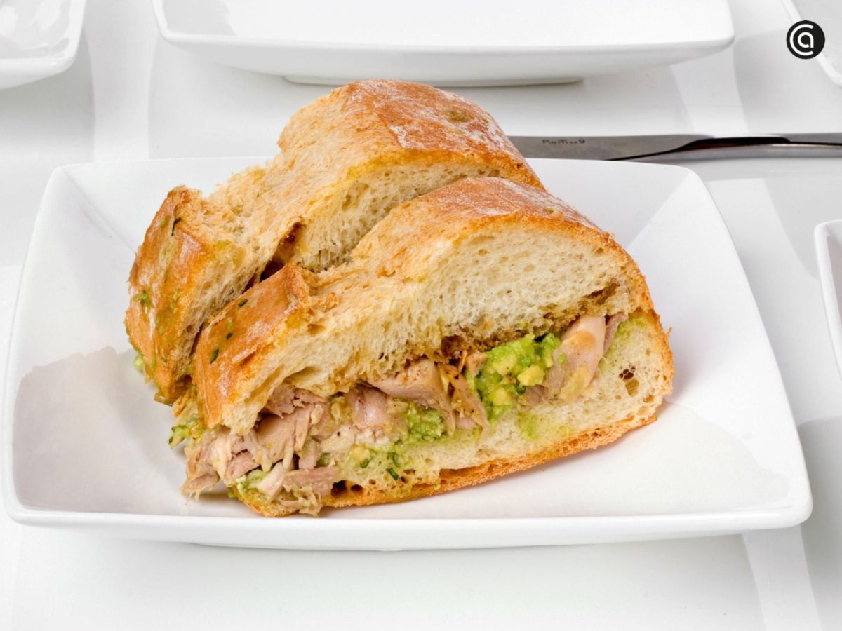 Bocadillo relleno de pollo con aguacate, perfecto para llevar envuelto y comer bajo el sol.