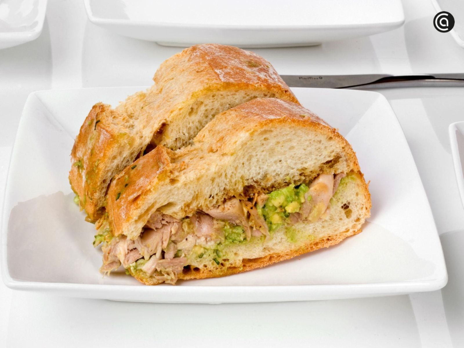 Bocadillo relleno de pollo con aguacate, perfecto para llevar envuelto y comer bajo el sol. Bocadillo relleno de pollo con aguacate, perfecto para llevar envuelto y comer bajo el sol.