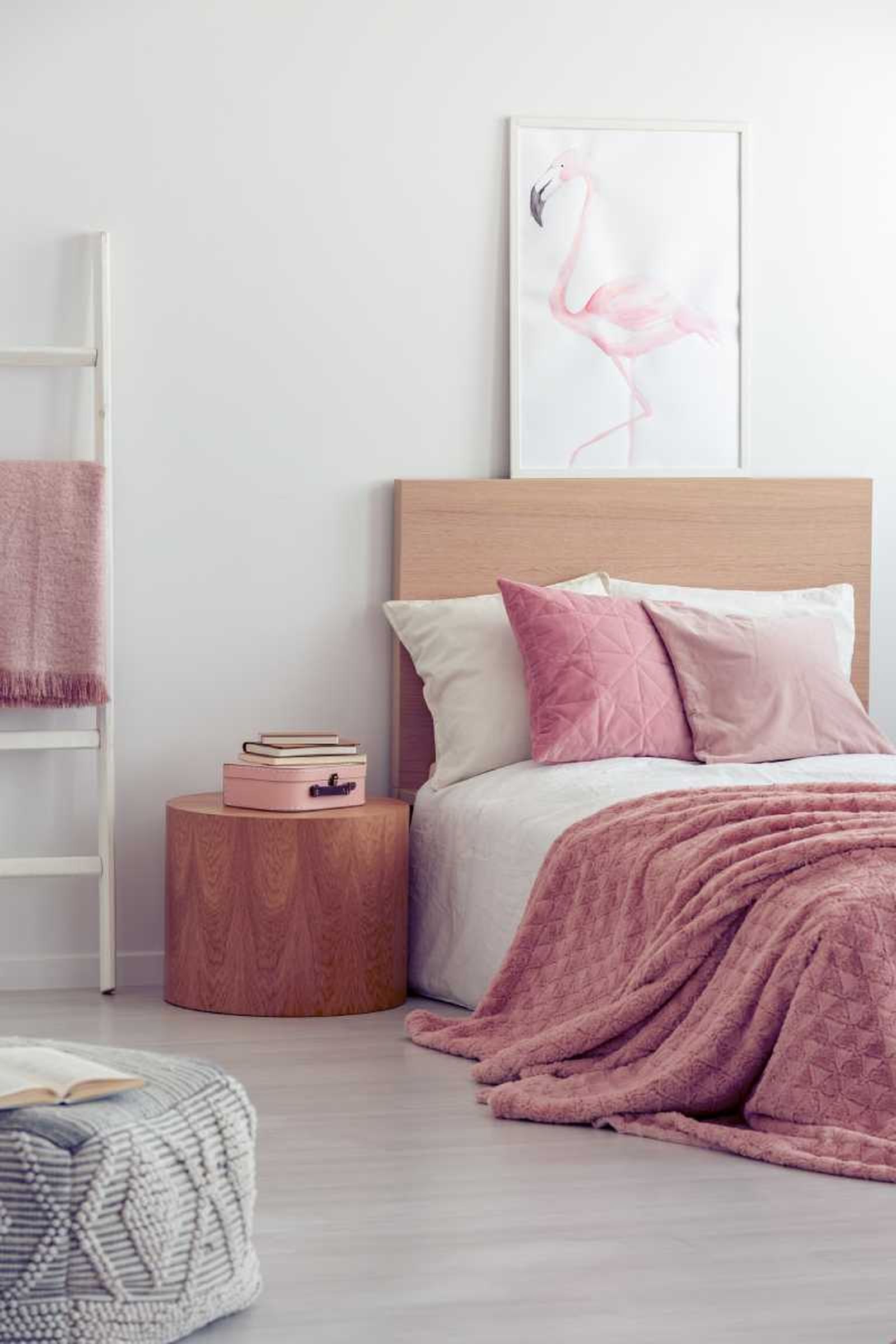 Dormitorio pequeño decorado en tonos rosas. Dormitorio pequeño decorado en tonos rosas.