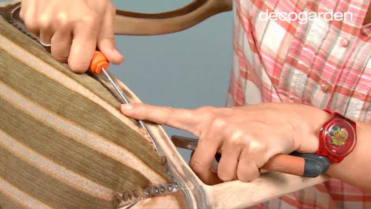 Retirar las tachuelas de la tapicería haciendo palanca.