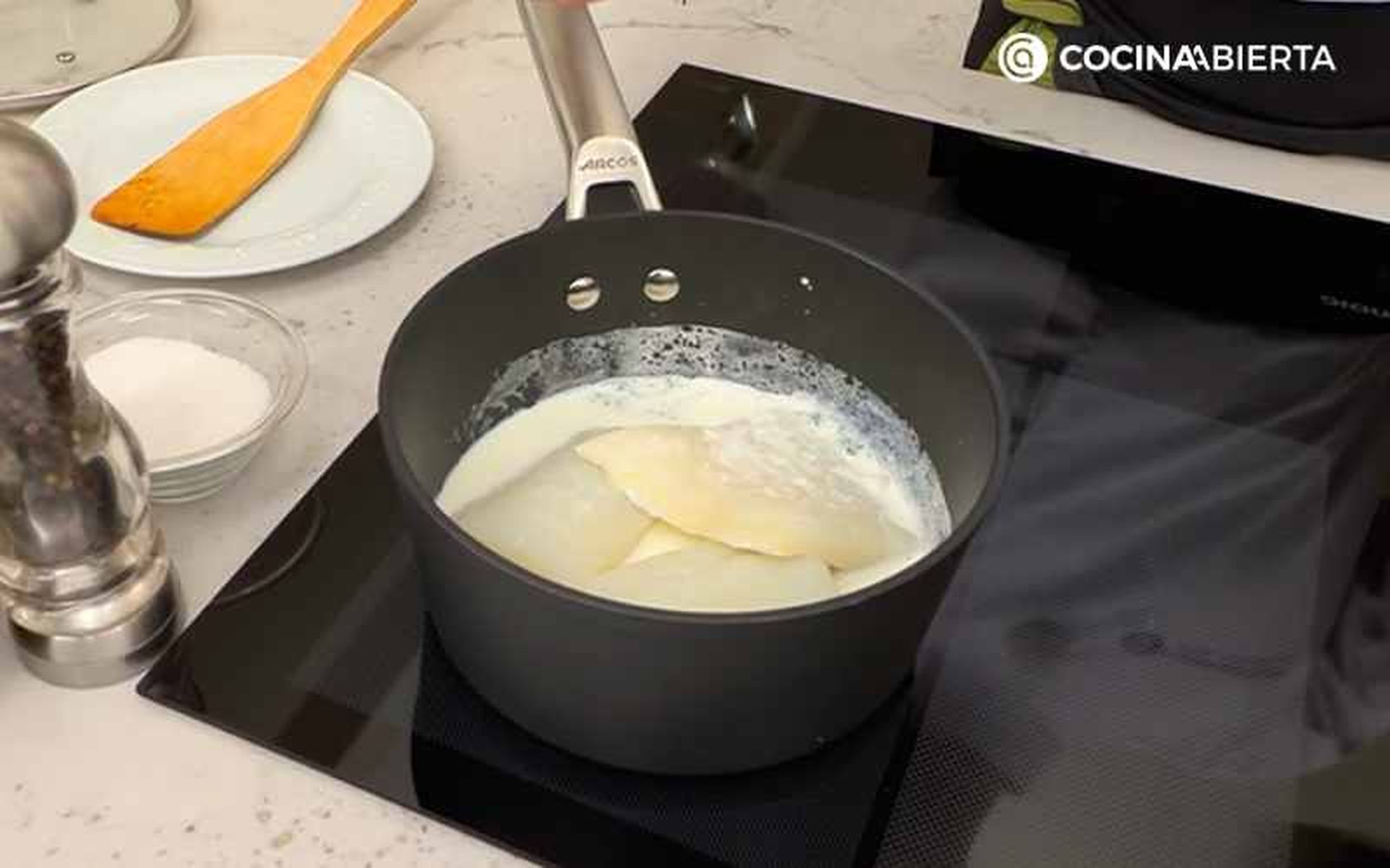 Infusiona el bacalao con leche y tomillo Infusiona el bacalao con leche y tomillo