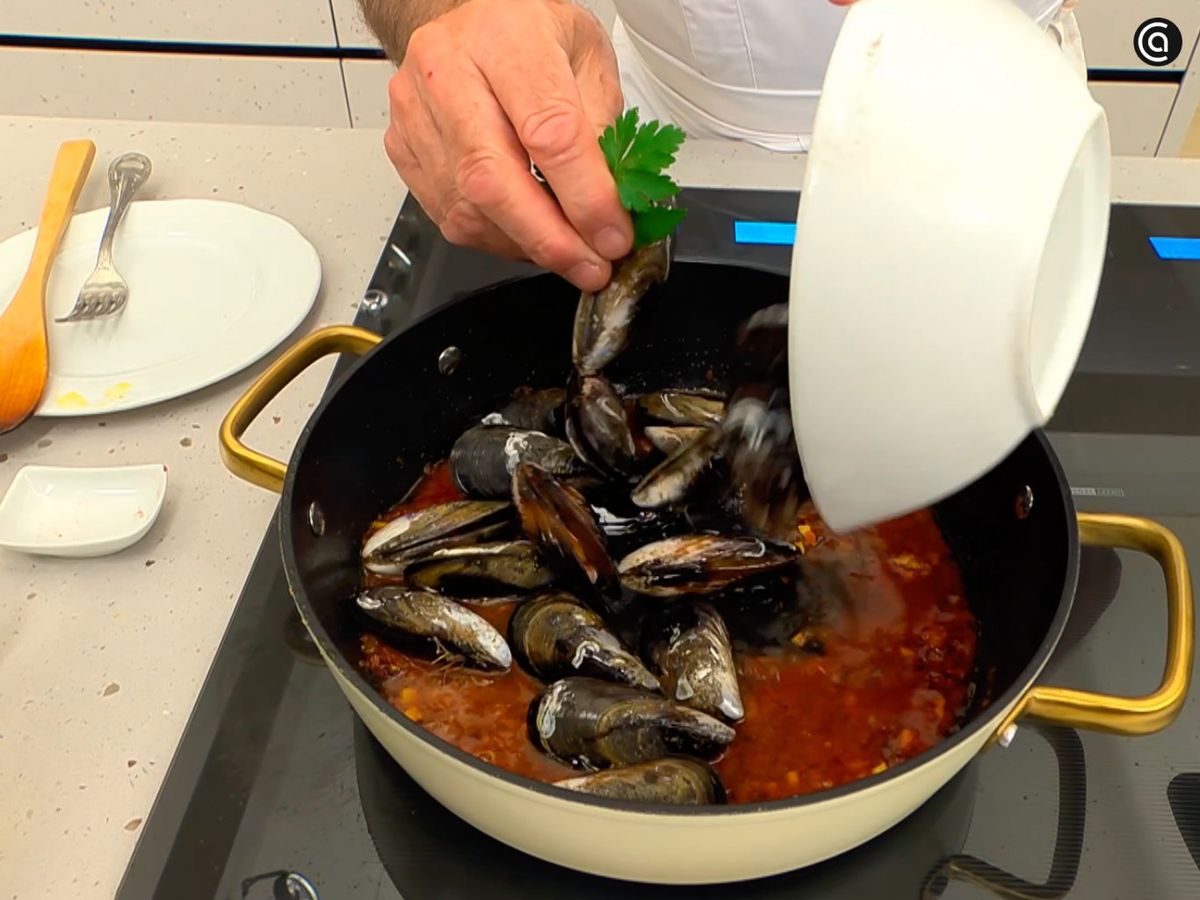 Haz el sofrito y abre los mejillones al vapor