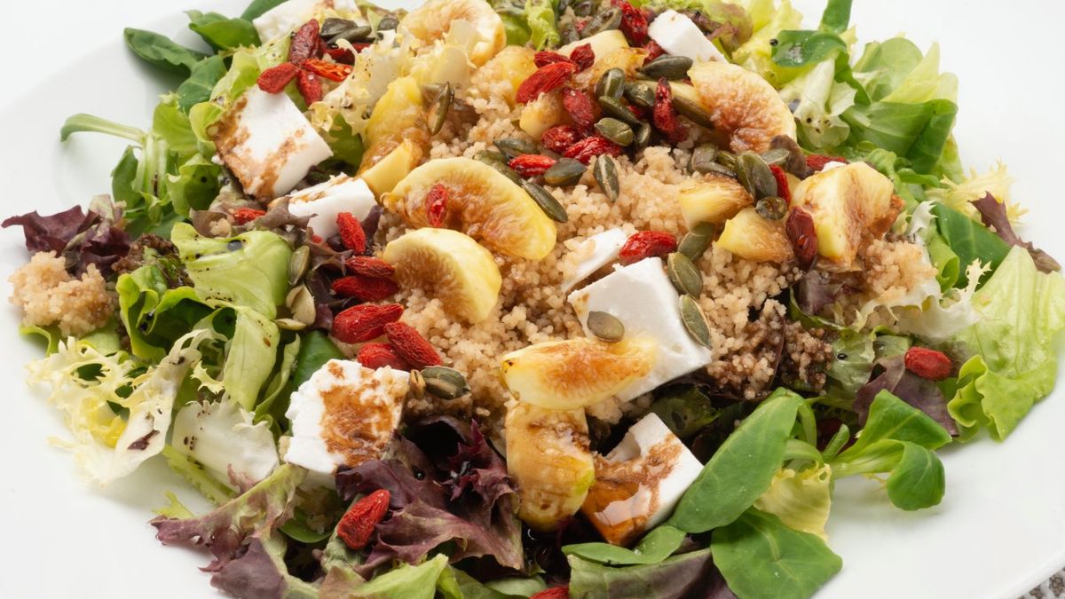 Ensalada de higos y queso feta, una receta fácil y completa perfecta para aprovechar los últimos higos de la temporada