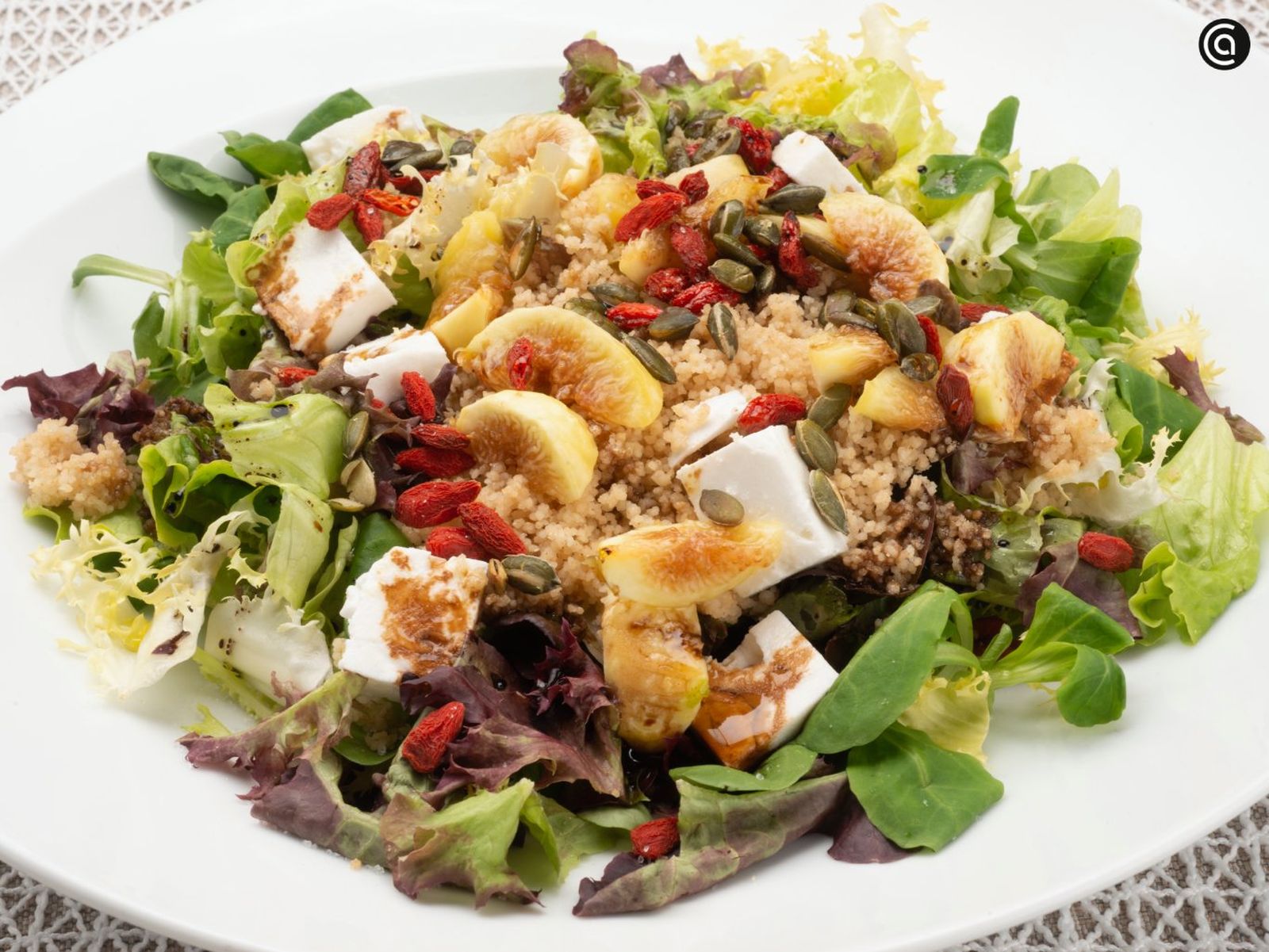 Ensalada de higos y queso feta, una receta fácil y completa