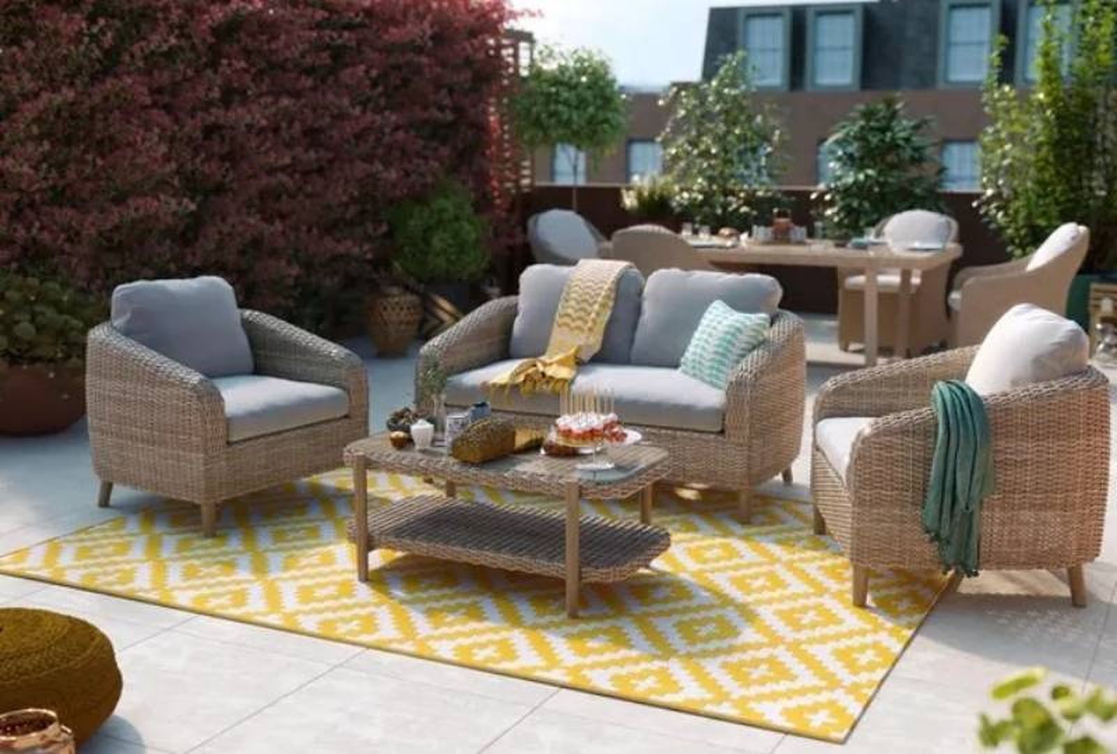 Terraza con el conjunto de muebles de terraza Naterial Odeón. Terraza con el conjunto de muebles de terraza Naterial Odeón.