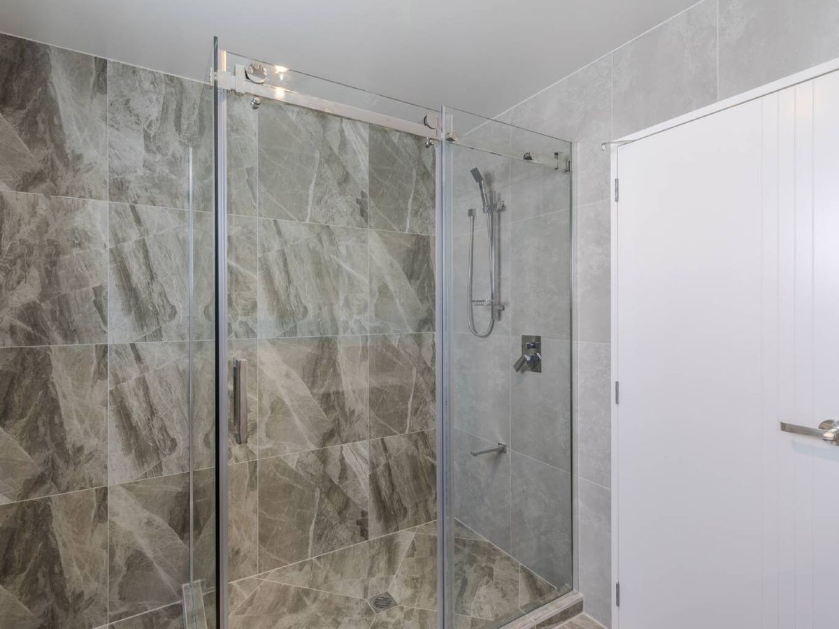 Opta por azulejos con superficies lisas, con juntas mínimas y poco porosas.