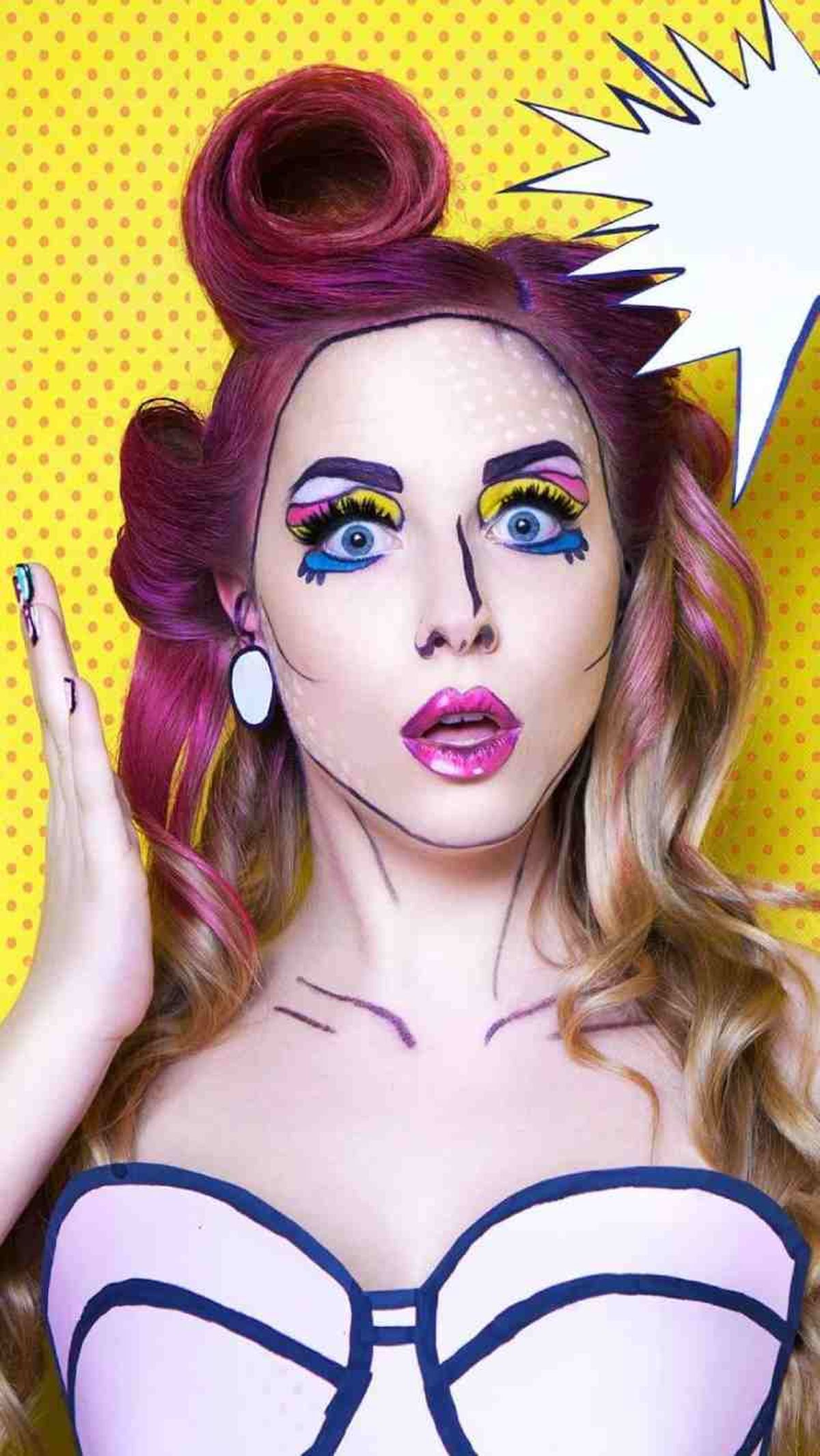 Utiliza eyeliner negro para crear contornos en la cara y la clavícula