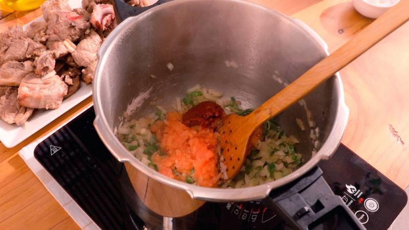 Cocinar cebolla y pimientos hasta dorar, creando una base sabrosa para el guiso Cocinar cebolla y pimientos hasta dorar, creando una base sabrosa para el guiso
