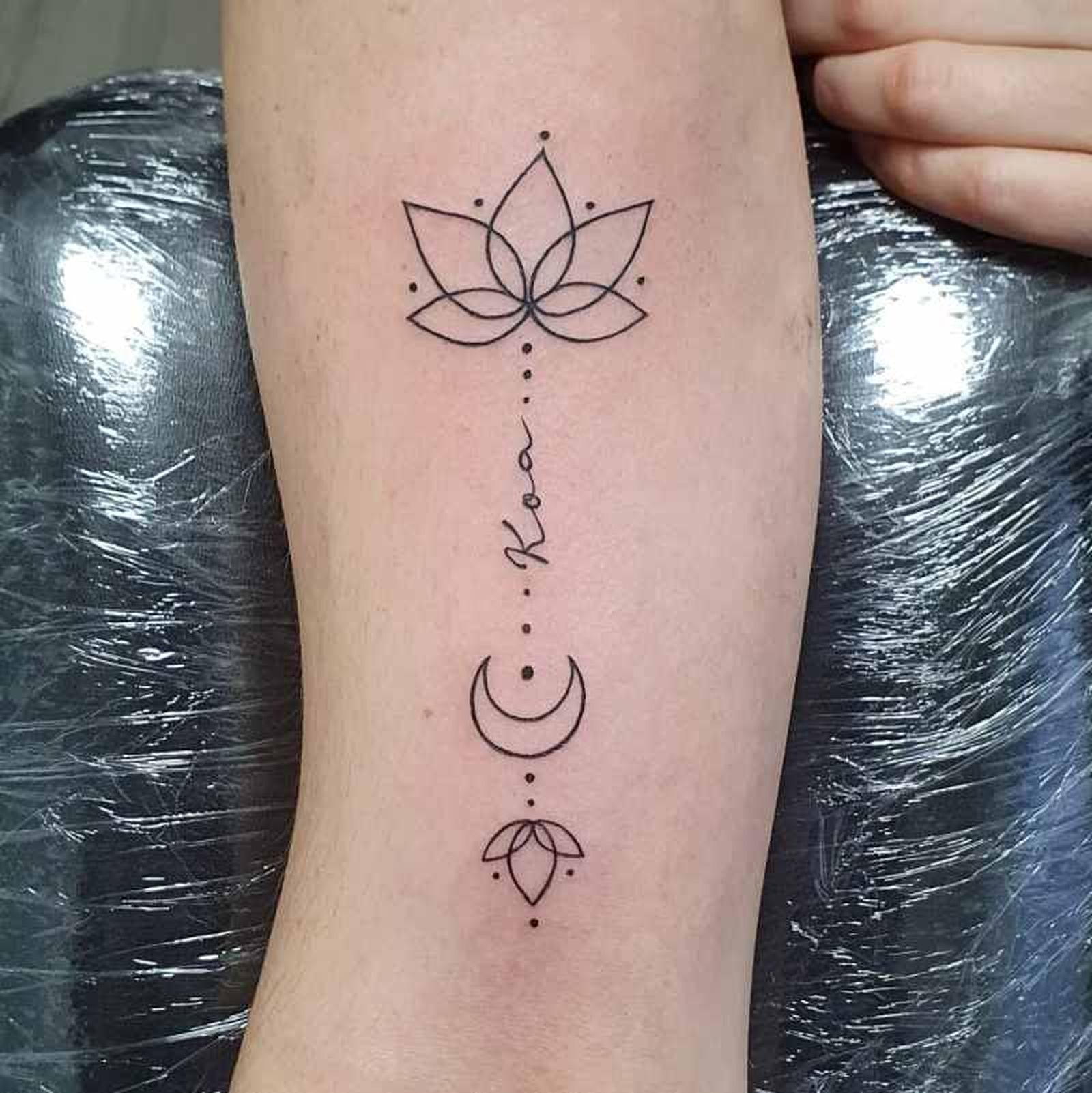 Tatuaje en el antebrazo de una flor de loto Tatuaje en el antebrazo de una flor de loto
